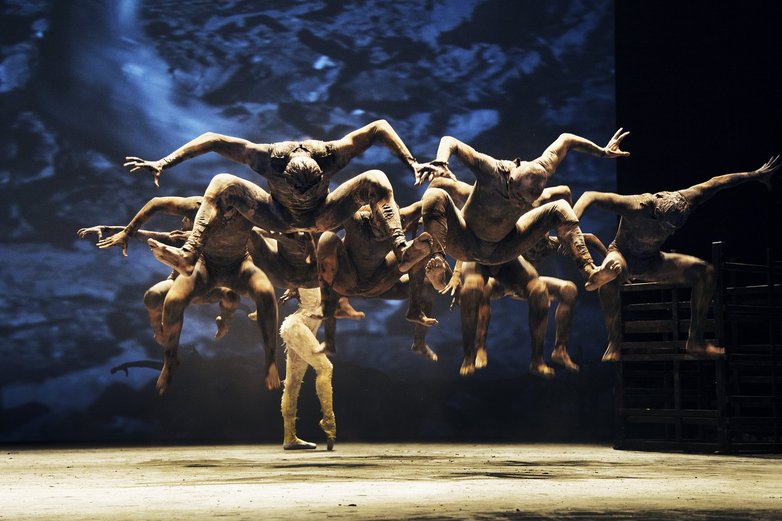Companhia de Dança in Aktion auf der Bühne. 