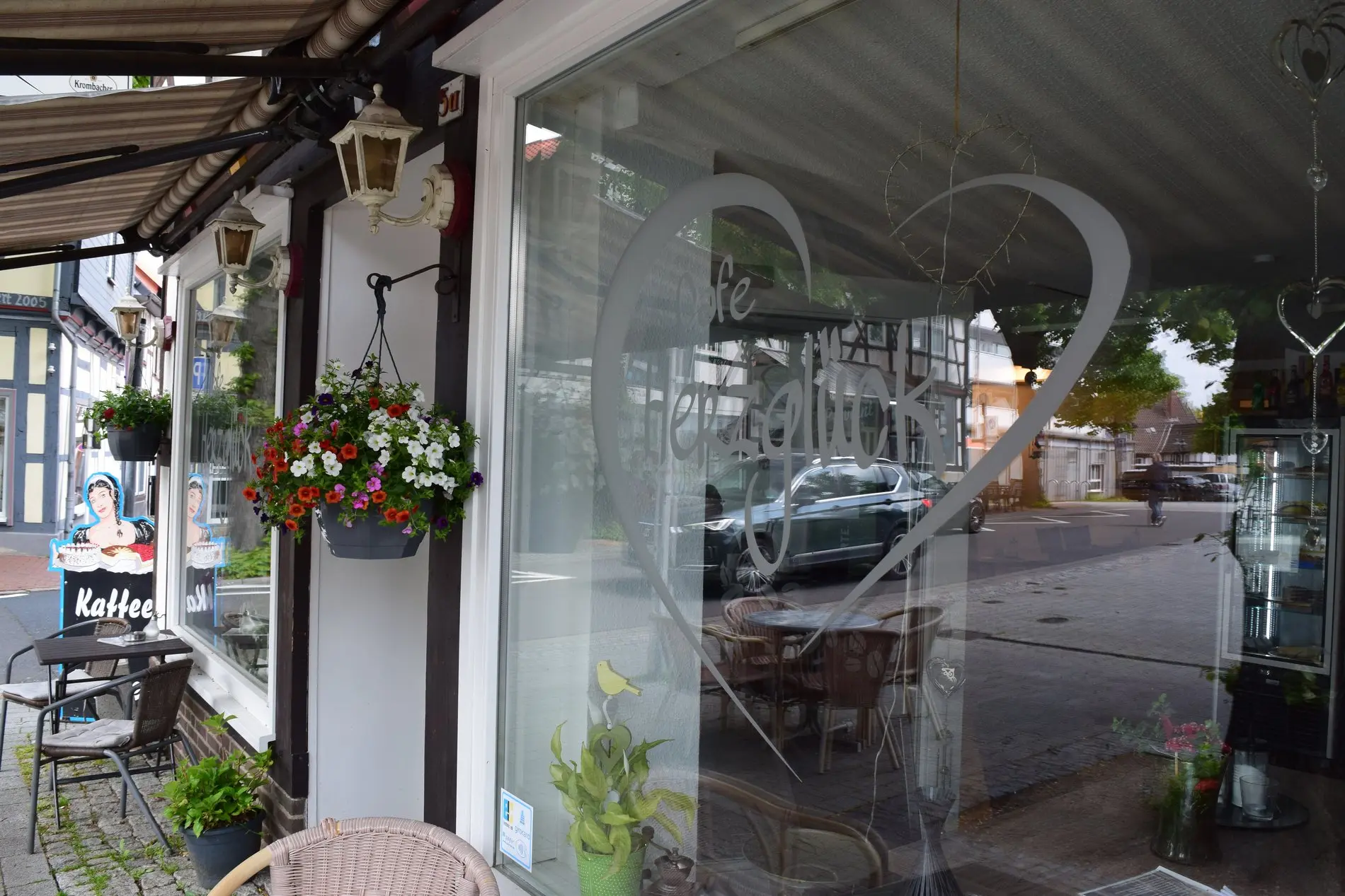 Das große Fenster schafft einen lichten Gastraum.