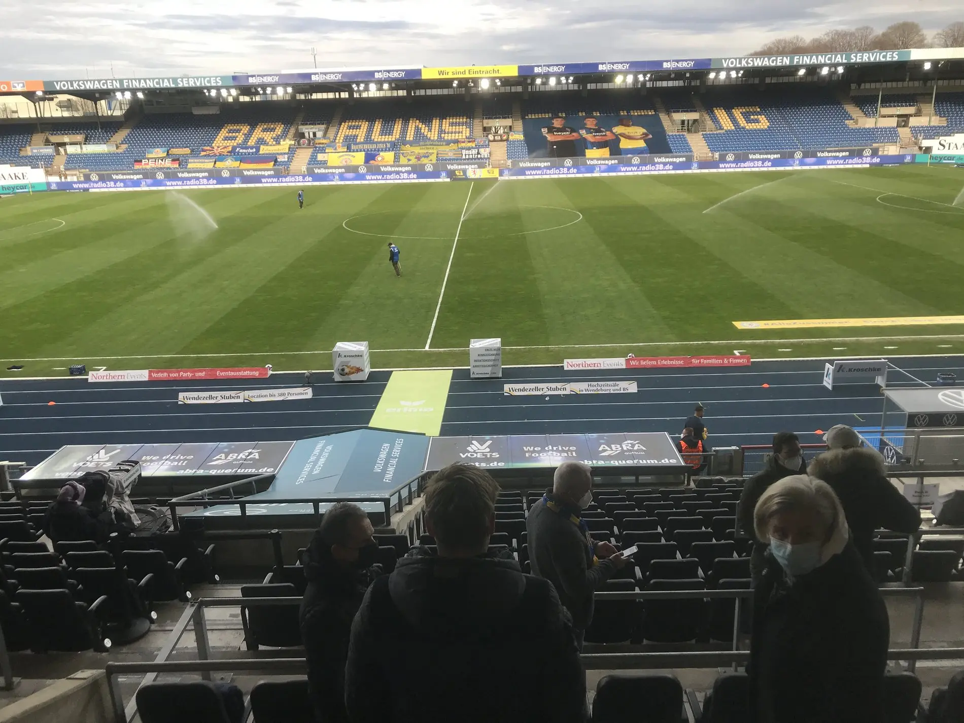 Blick ins Stadion von der Tribüne.