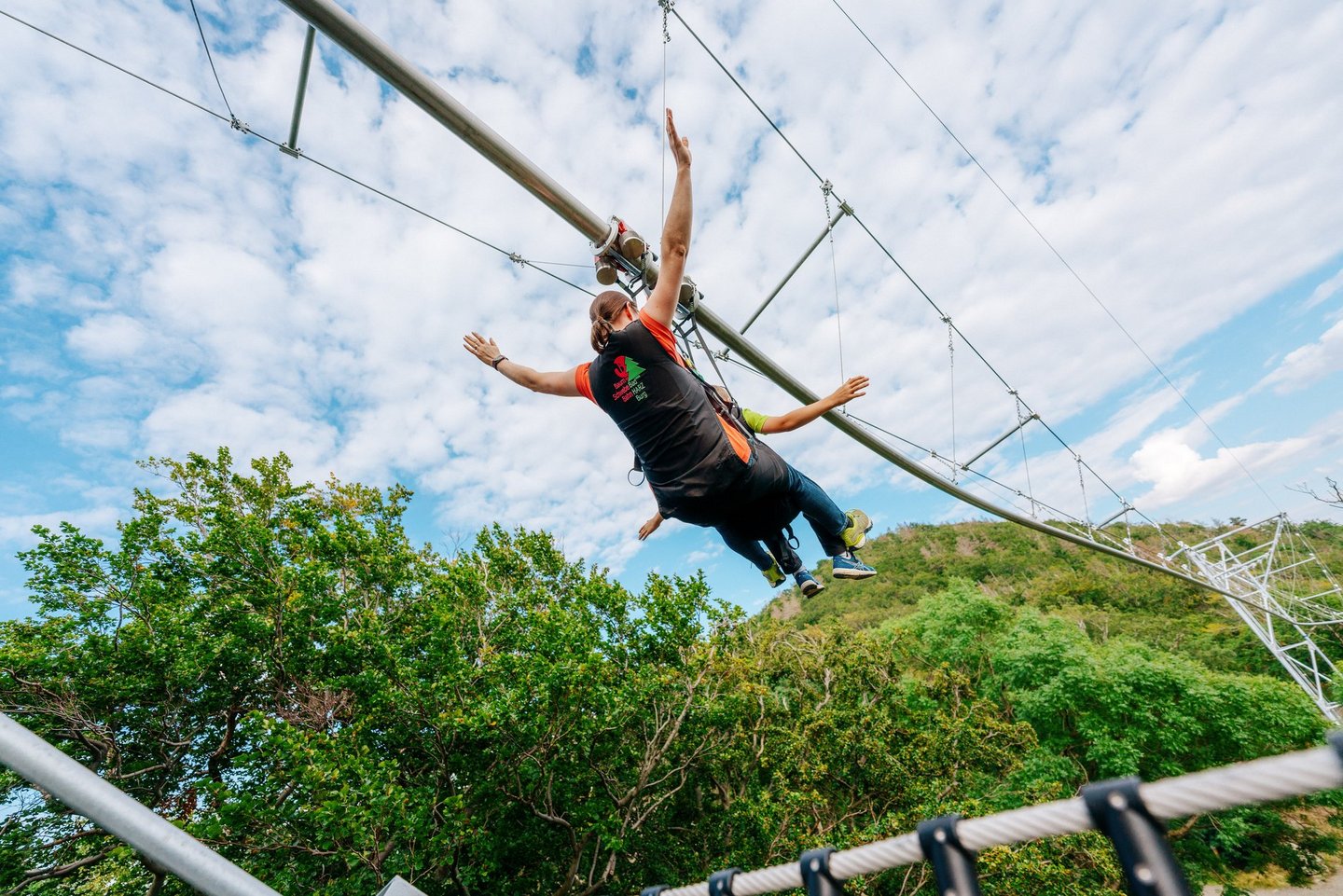 Zwei Personen im Gurt der Baumschwebebahn Bad Harzburg.