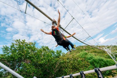 Zwei Personen im Gurt der Baumschwebebahn Bad Harzburg.