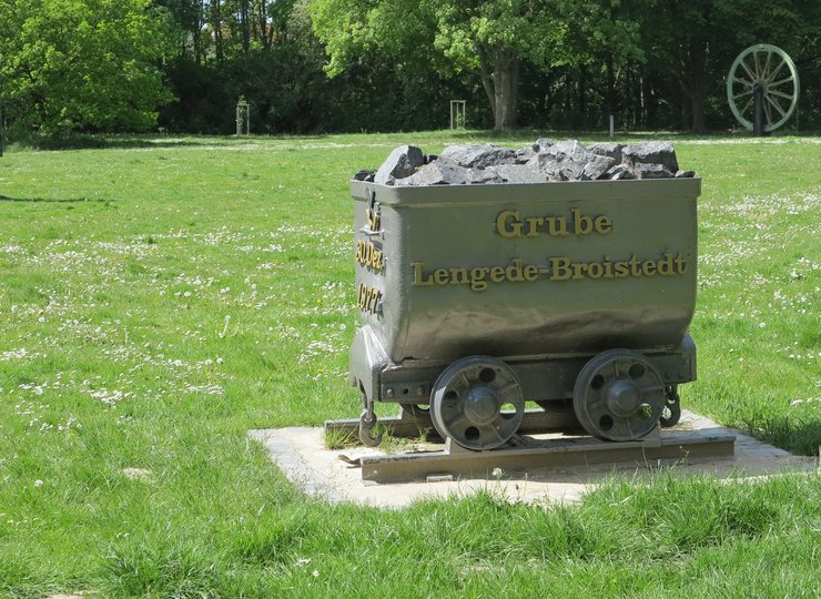 Eine Lore und ein Bergmann als Denkmäler am Seilbahnberg in Lengede. 
