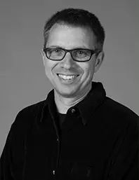 Eine Portraitaufnahme eines Mannes in Schwarzweiß.