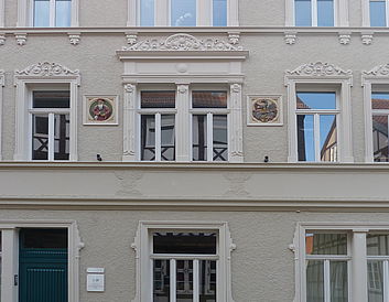 Frontansicht eines historischen Hauses in Helmstedt.