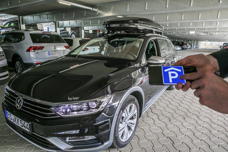 Per Smartphone-App wird das schwarze Fahrzeug im Parkhaus gestartet.