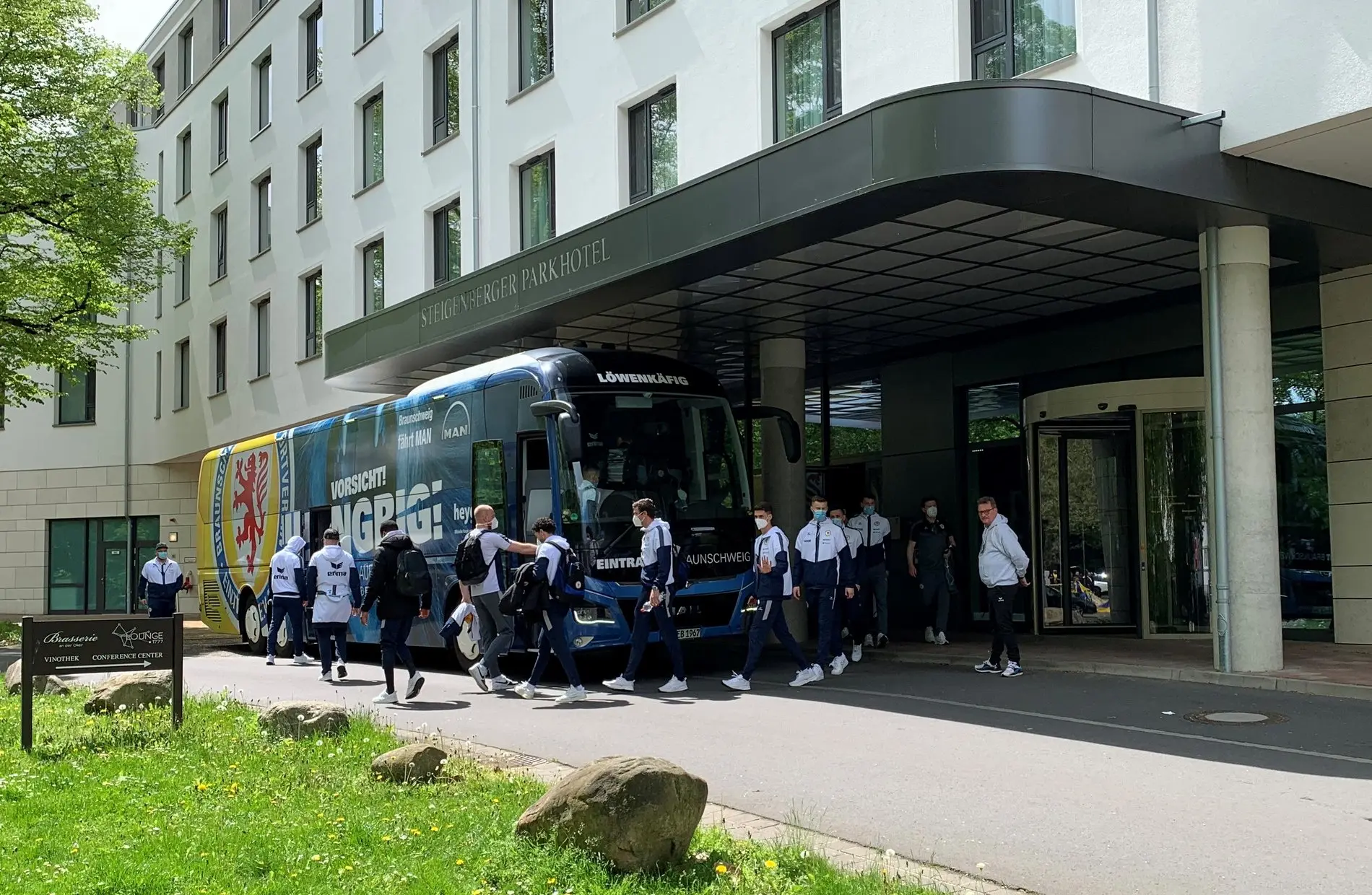 Ein Mannschaftsbus kurz vor der Abfahrt.