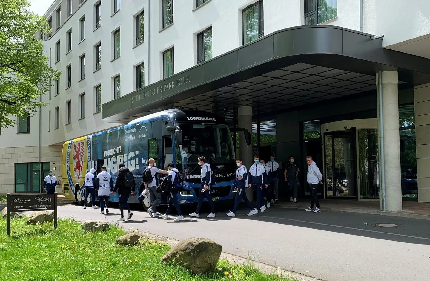 Ein Mannschaftsbus kurz vor der Abfahrt.