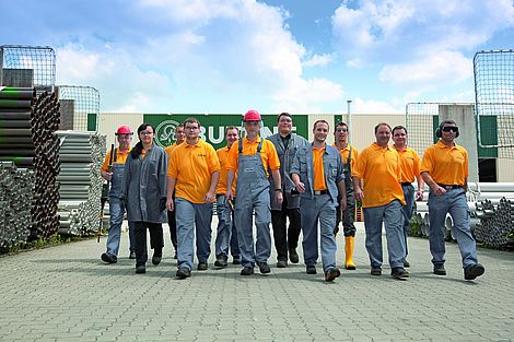 Orange-grau gekleidete Mitarbeiter von Butting in Gifhorn.