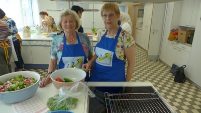 Zwei Freiwillige beim Kochevent des FreiwilligenZentrumSalzgitter e.V.