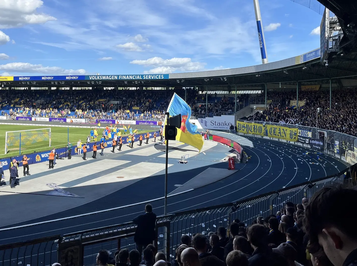 Eintracht-Spieler vor der Fankurve.