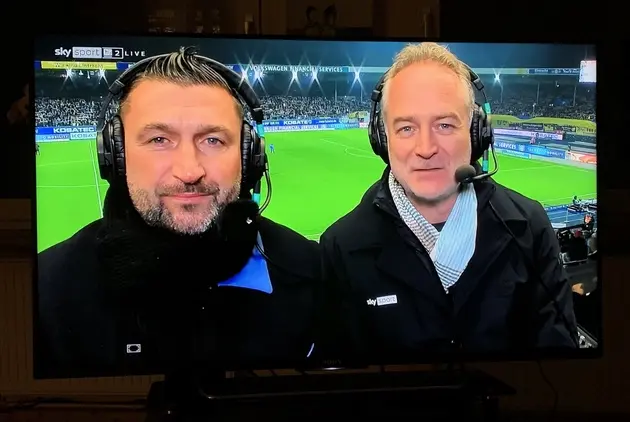 Die TV-Kommentatoren Torsten Mattuschka („Tusche“) und Stefan Hempel fachsimpeln über die Teams.