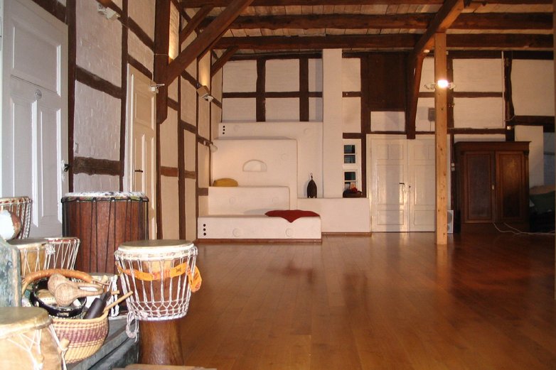 Der große Gruppenraum im Seminarhof Plockhorst bei Peine.