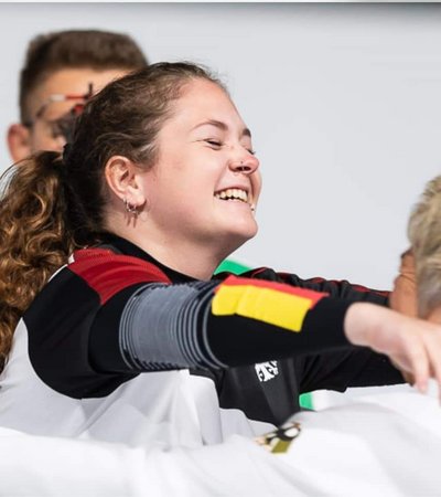 Vanessa Seeger umarmt ihre Trainerin.