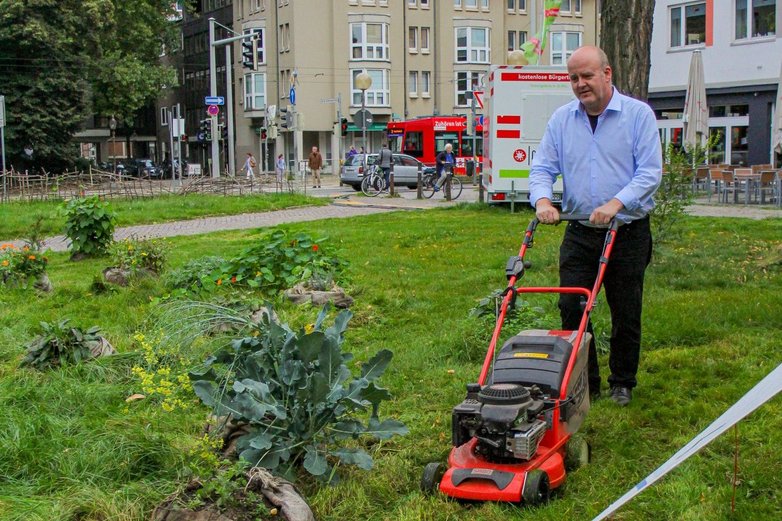 Der Pastor von St. Katharinen beim Rasenmähen.