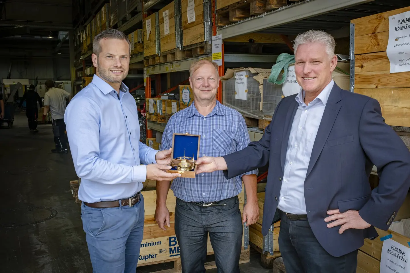 Thomas Kausch, Nachfolgeberater der Allianz für die Region GmbH, überreicht Tarek Abram einen Kompass, der ihm stets den richtigen Weg weisen soll. 