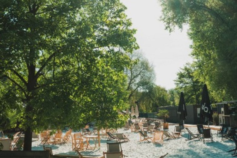 Idyllische Atmosphäre auf dem Gelände der Strandbar Grinsekatz.