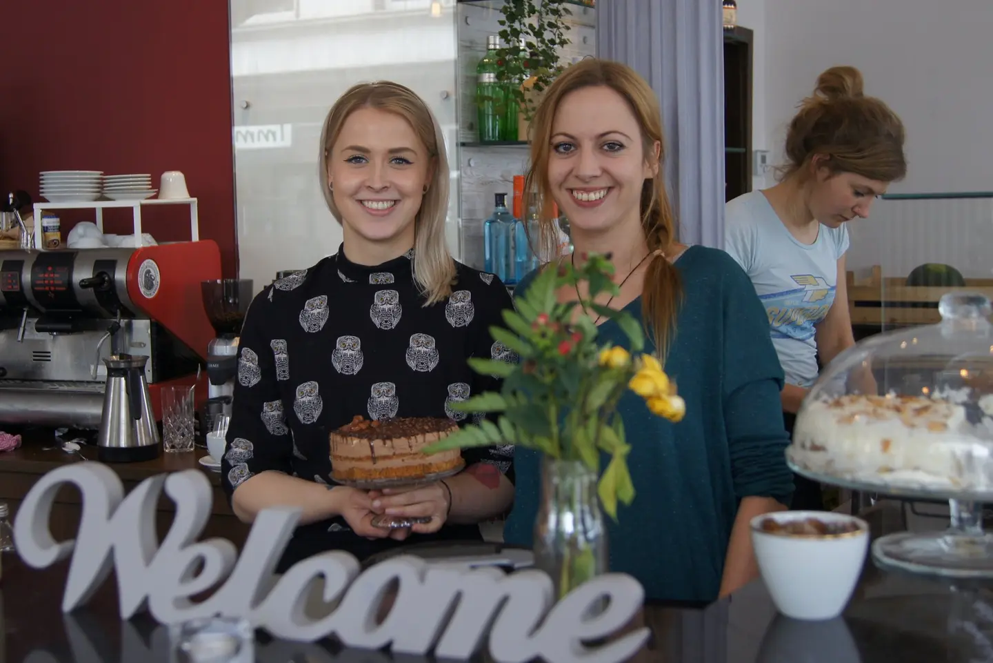 Die Schwestern Nina und Svenja stehen an der Theke im Makery. 