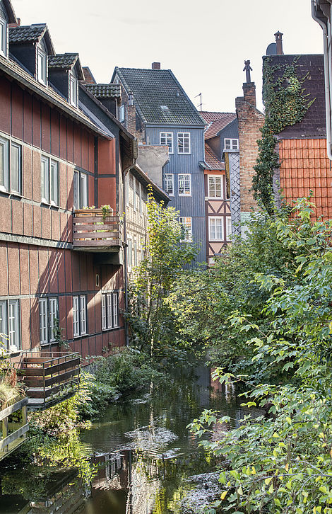 Man blickt auf Fachwerkhäuser entlang der Oker in der Wolfenbüttler Altstadt