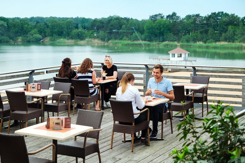 Die Terrasse des Restaurants Bernsteinsee im Landkreis Gifhorn.