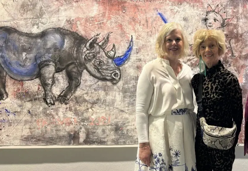 Enge Kontakte zu den Künstlern: Während des Salon Salder 2025 mit der Künstlerin FRANEK vor ihrem Werk „Ist hier ein Nashorn im Raum?“