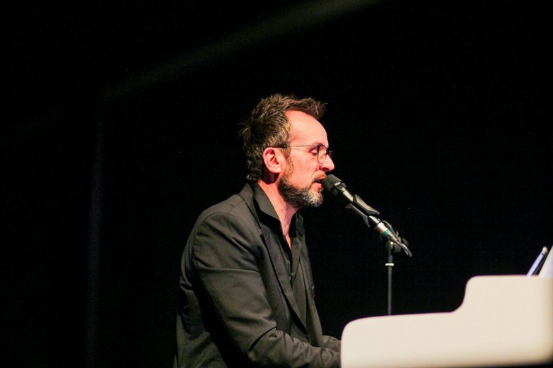 Ein Pianist singt.