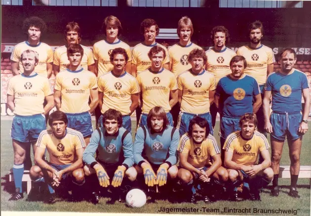 Fußballmannschaft mit dem Jägermeister-Logo aus Wolfenbüttel.