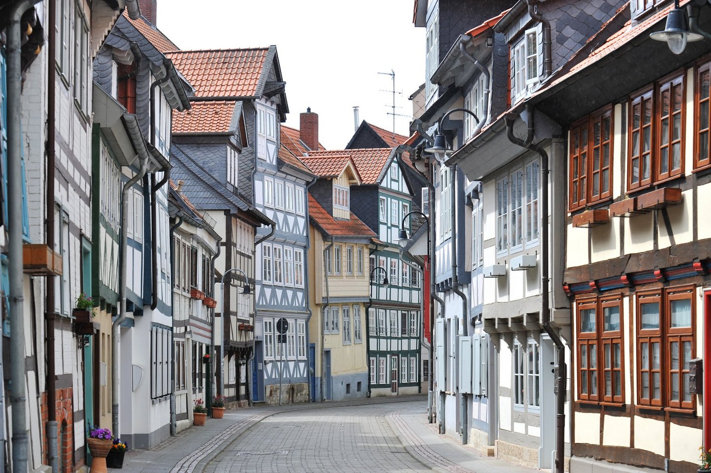 Blick in eine schmale Gasse mit Fachwerkhäusern 