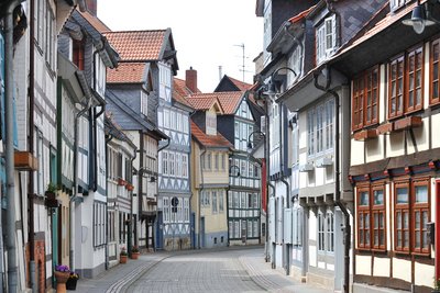 Blick in eine schmale Gasse mit Fachwerkhäusern 