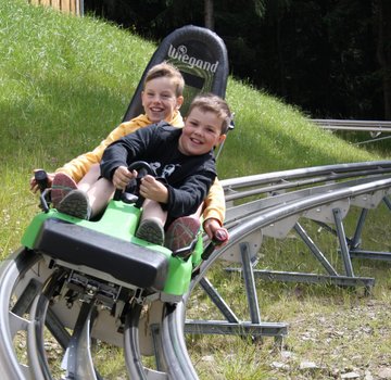 Zwei Jungs in einem Sommerbob auf dem Bocksberg bei Hahnenklee. (Bildrechte: ErlebnisBocksberg Hahnenklee GmbH)