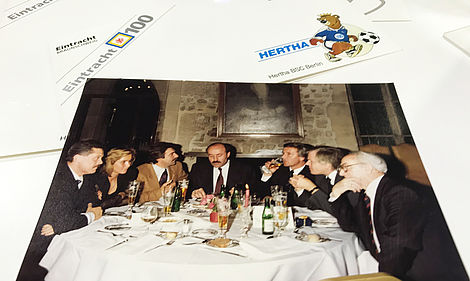 Ein Foto von gesetzten Herrschaften an einem weiß gedeckten Tisch in der Braunschweiger Dornse. 