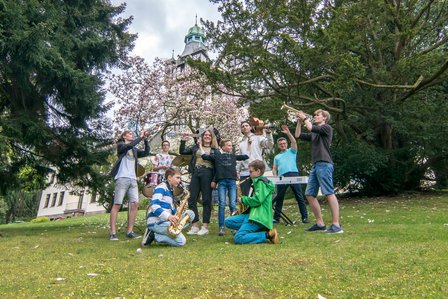AG Niedersächsisches Internatsgymnasium Bad Harzburg Eine AG des Niedersächsischen Internatsgymnasiums Bad Harzburg mit Musikinstrumenten.