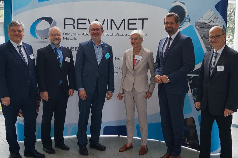 Das REWIMET Symposium 2021. Die Personen von links nach rechts: Prof. Dr. Joachim Schachtner, Dr. Ulrich Kammer, Dr. Dirk Schöps, Dr. Sabine Johannsen, Minister Olaf Lies, Prof.Dr.-Ing. Daniel Goldmann.