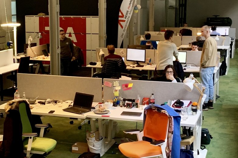 Ein langer Raum mit vielen Computerarbeitsplätzen.