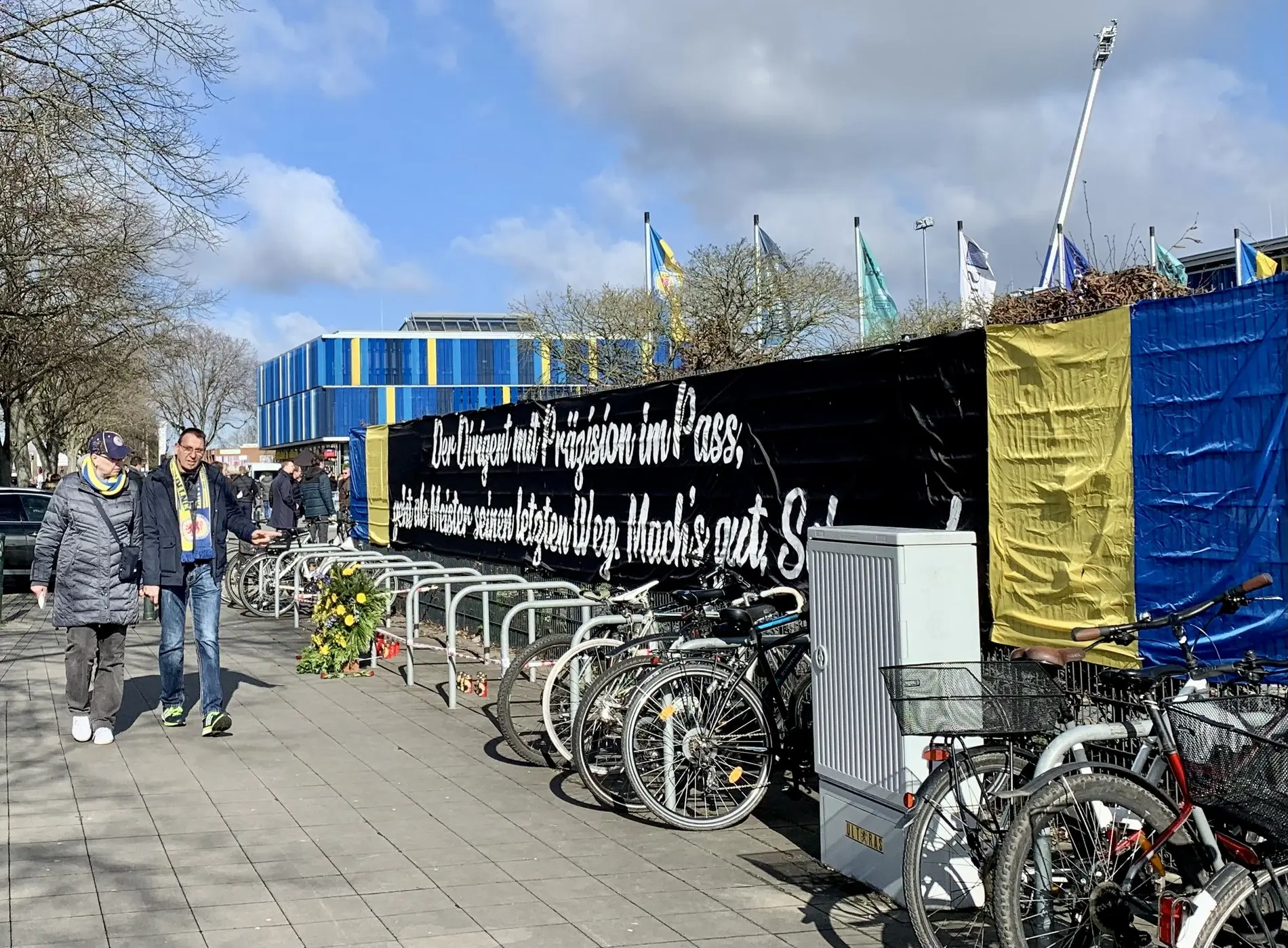 Fahnen gedenken an ein Vereinsmitglied der Eintracht Braunschweig.