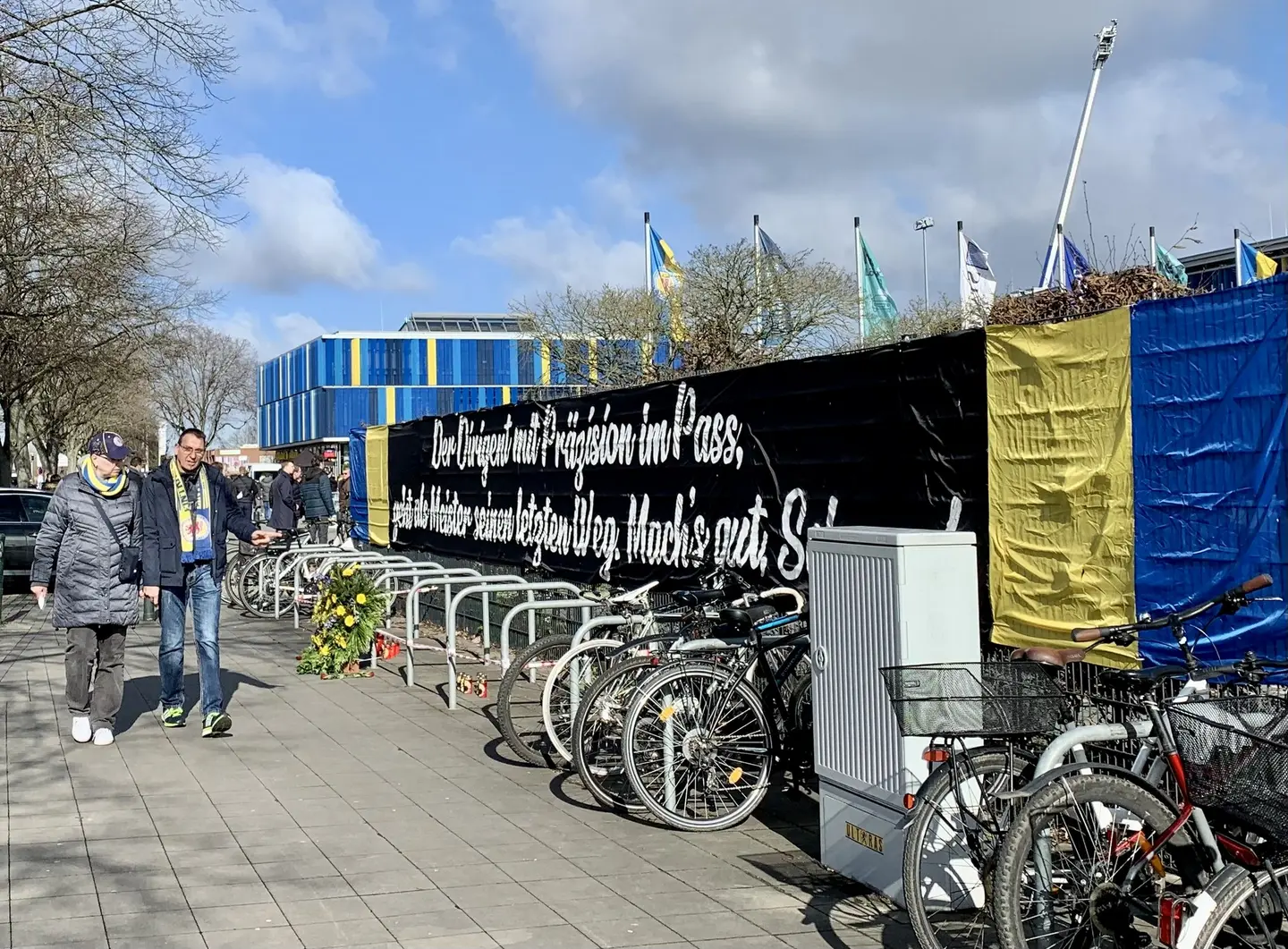 Fahnen gedenken an ein Vereinsmitglied der Eintracht Braunschweig.