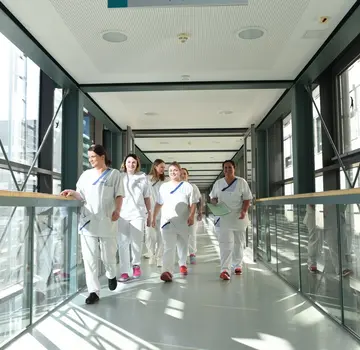 Durchs Klinikum Wolfsburg geht Pflegepersonal. (Bildrechte: Klinikum Wolfsburg)