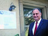 Prof. Dr. Reza Asghari vor dem Eingang des hellgelben Entrepreneurship Centers in Wolfenbüttel. (Bildrechte: Holger Isermann)