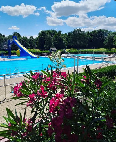 Die Riesenrutsche im Freibad Räbke vor blauem Himmel.