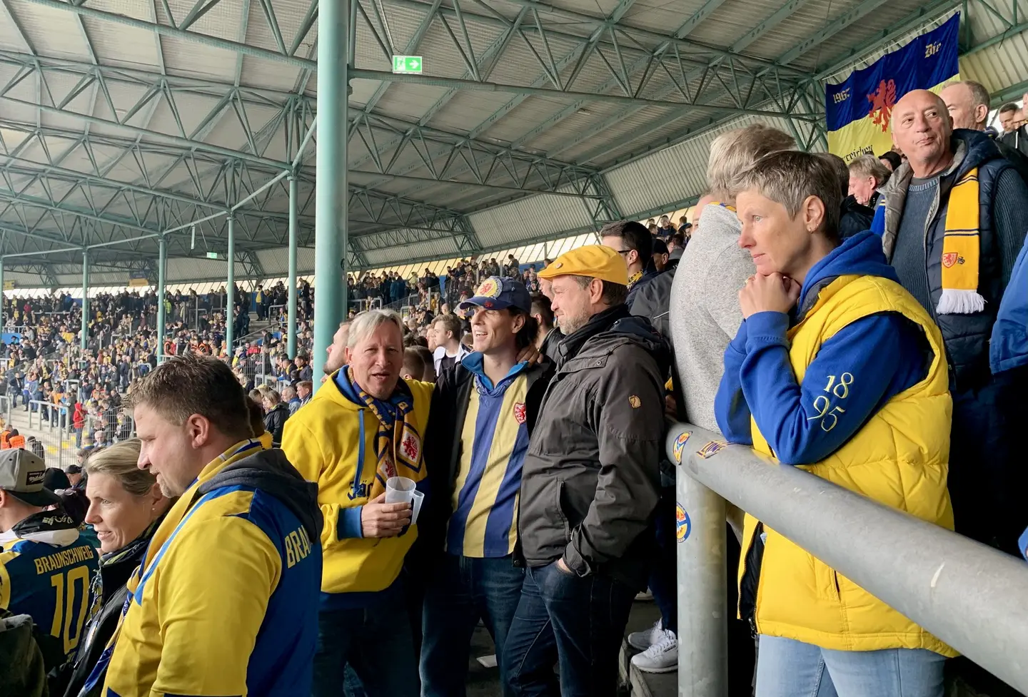 Eintracht-Fans in Block 6. 