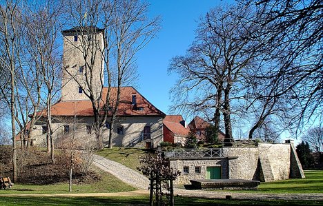 Die Burg Warberg im Landkreis Helmstedt vor strahlend blauem Himmel.