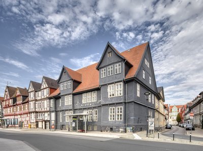 Man blickt auf eine Reihe Fachwerkhäuser am Kornmarkt