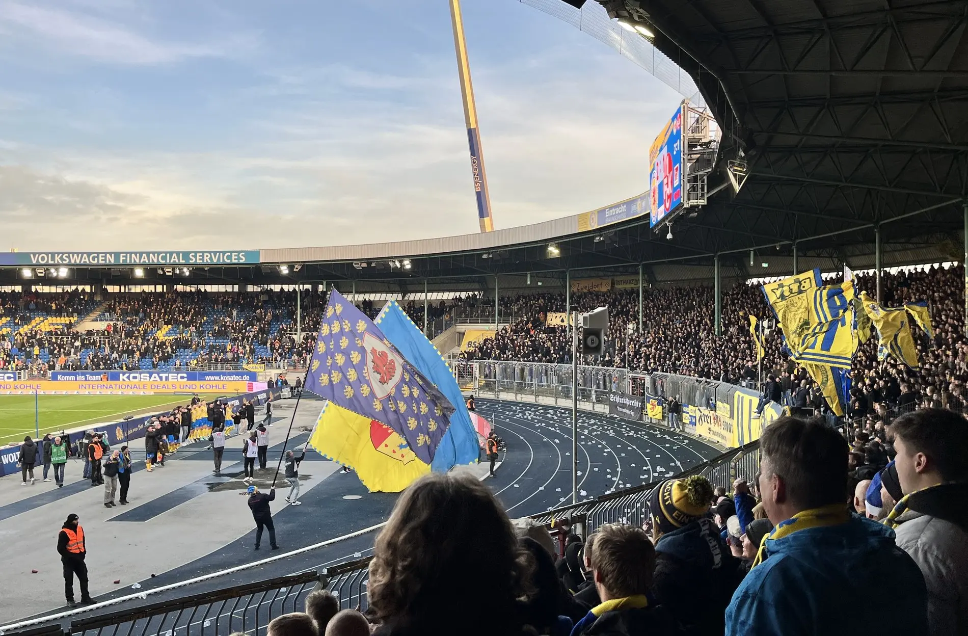 Feiernde Fans im Stadion von Eintracht Braunschweig.