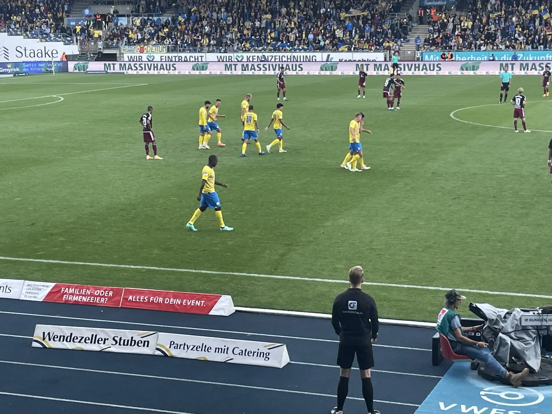 Eine Spielszene im Stadion von Eintracht Braunschweig.