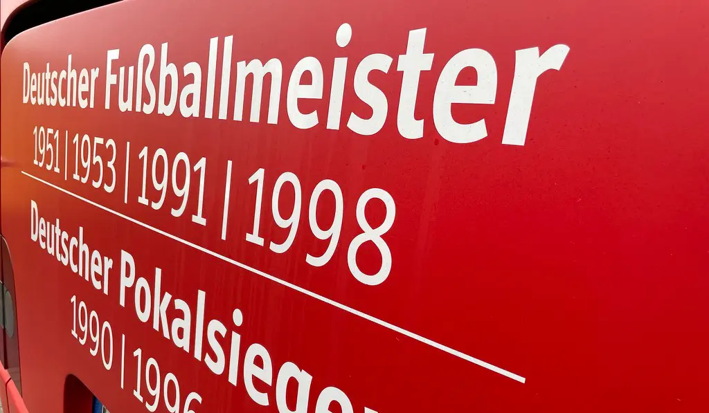 Eine Nahaufnahme vom einem Mannschaftsbus.