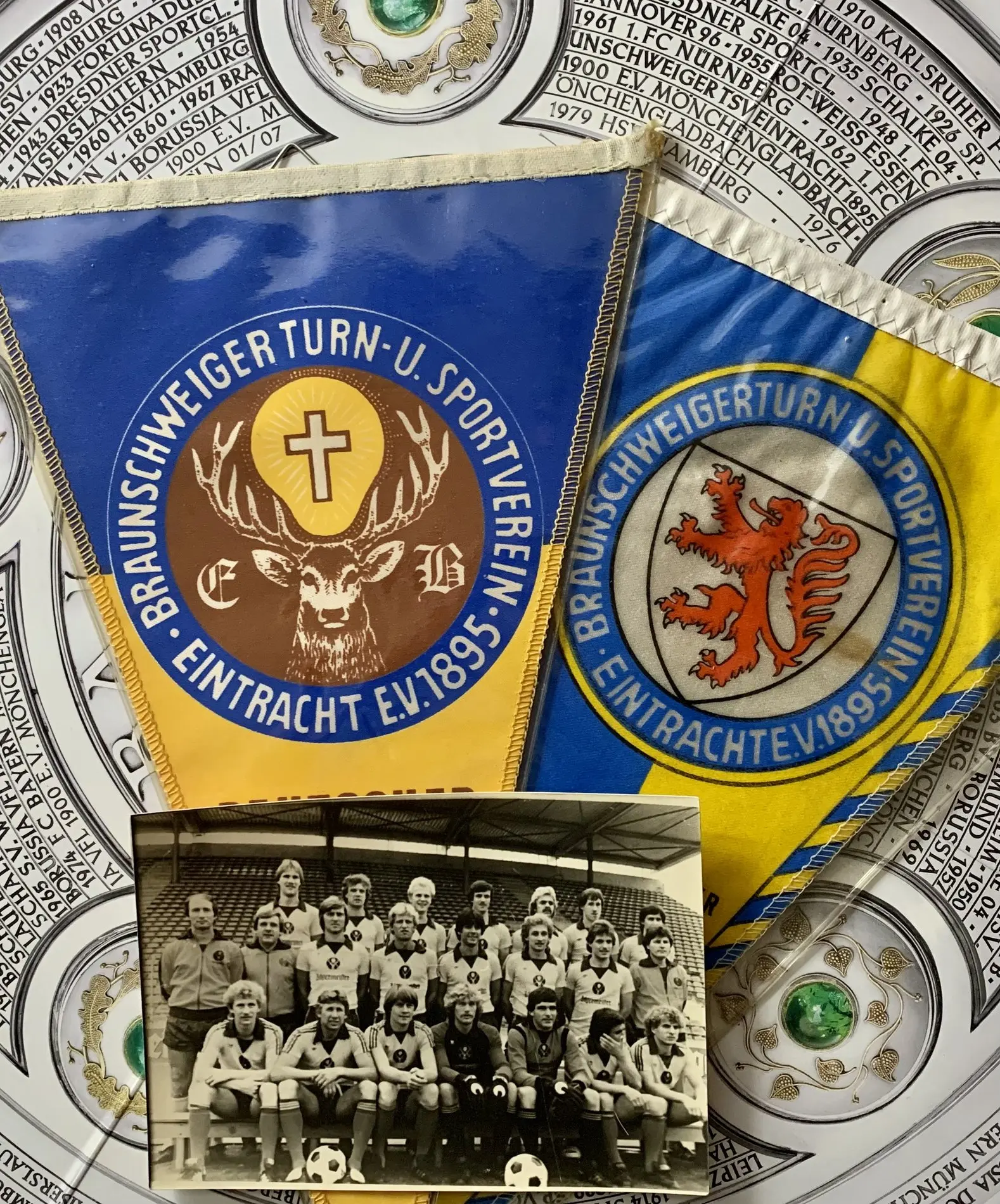 Zwei Wimpel und ein schwarz-weiß-Mannschaftsfoto.