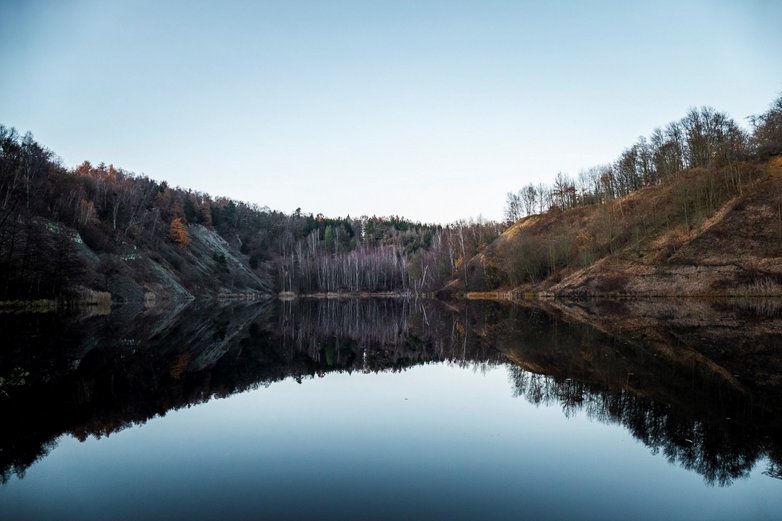 Das spiegelglatte Wasser eines Sees bei Salzgitter. 