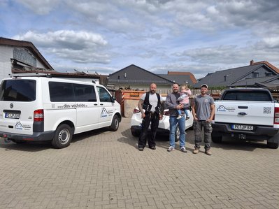 2025_Jasper_Väter_in_Elternzeit_Titelbild Dachdeckermeister Maik Höse, Firmenchef Jörg Paul mit Tochter Antonia und Thomas Paul (von links) auf dem Beriebsgelände in Vechelde.