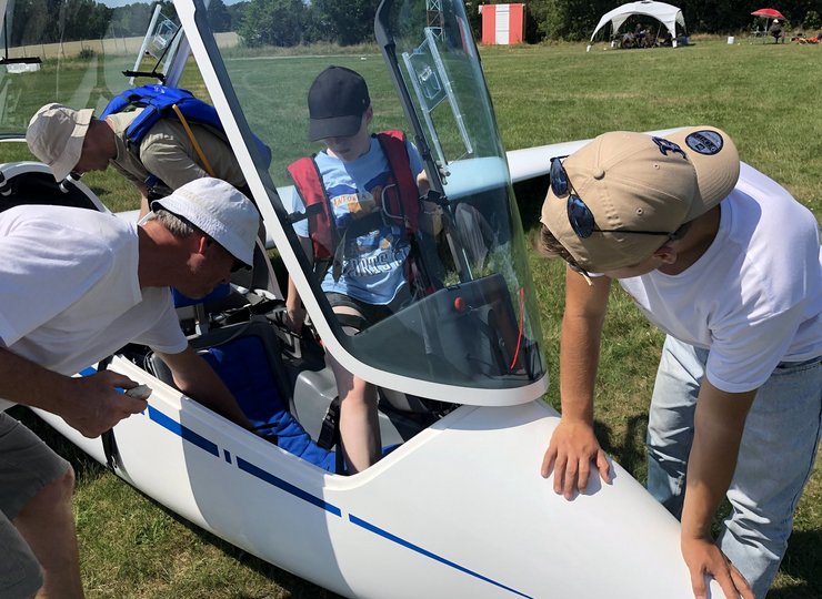 Hilfe und ein Check beim Ein- und Aussteigen in ein Segelflugzeug.