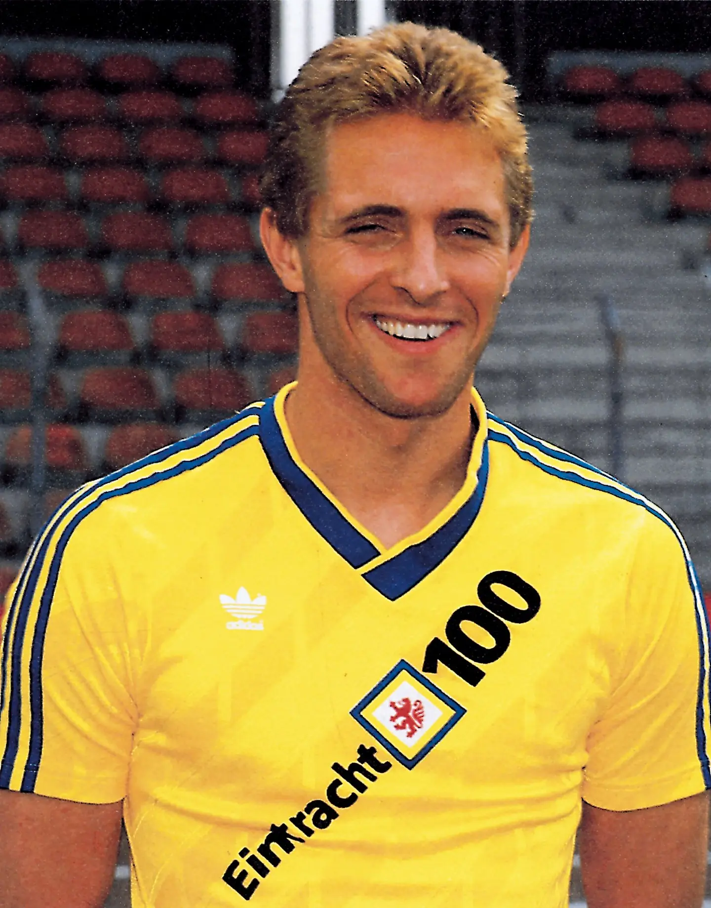 Ein Fußballer in einem gelben Trikot.