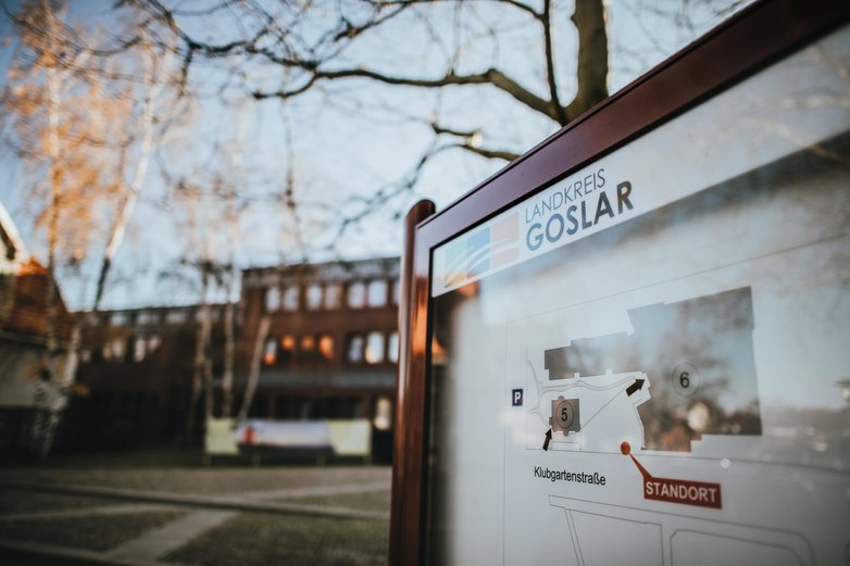 Ein Verlautbarungskasten vor einem Verwaltungsgebäude.